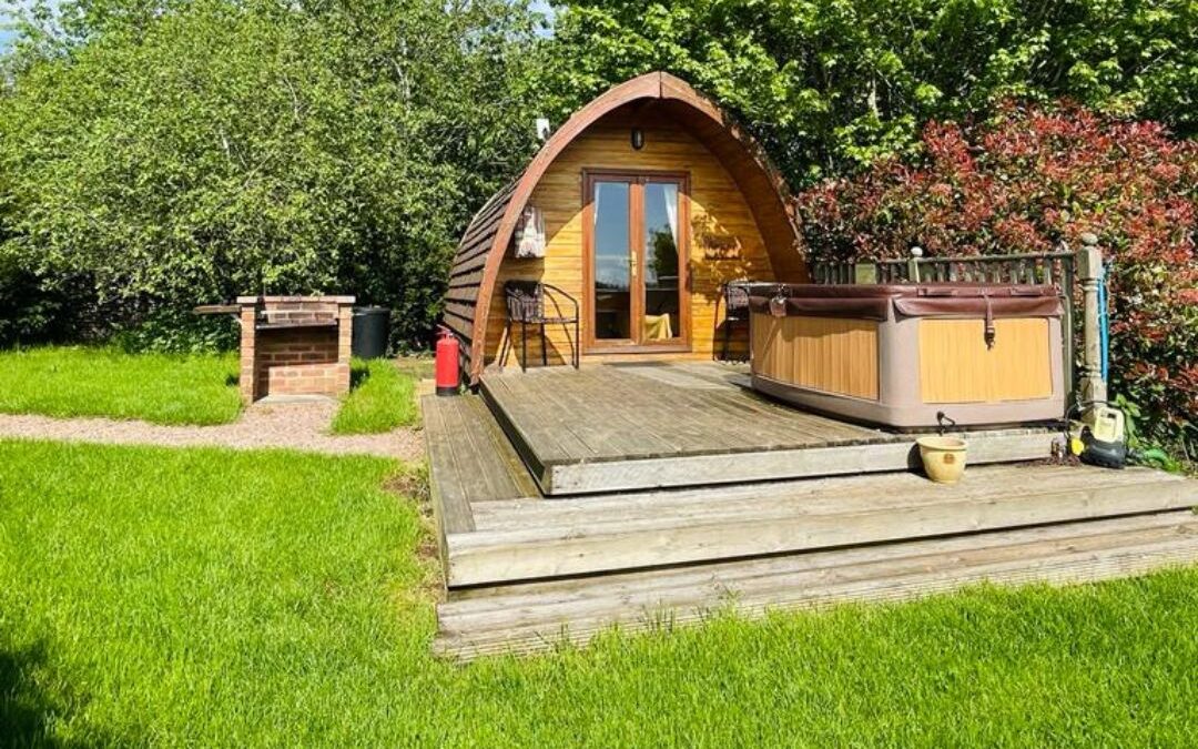 Pegasus MegaPod, cosy Glamping Pod, with private hot tub, Warwickshire.