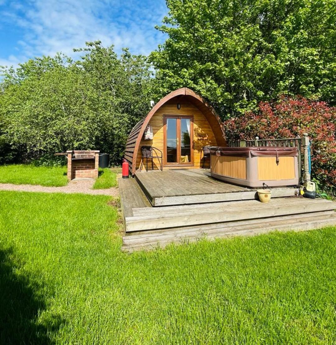 Pegasus MegaPod, cosy Glamping Pod, with private hot tub, Warwickshire.